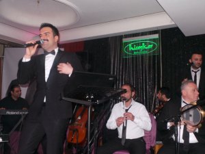 Berdan Mardini... HEM SESİ HEM ŞOVUYLA, BAHÇEŞEHİR`İ ADETA SALLADI!..