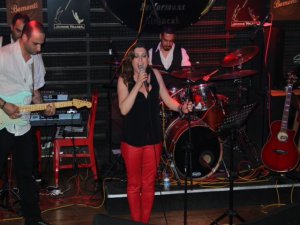 Selin Atasoy... `HİÇ` ALBÜMÜNÜN ŞARKILARINI, İZMİR`DE SEVENLERİYLE PAYLAŞTI!..