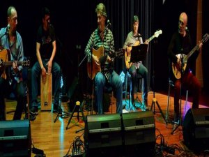 Grup Gündoğarken... ANNELER GÜNÜ`NE ÖZEL ANLAMLI VE BOL KAHKAHALI KONSER!..