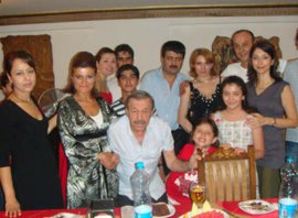 DOĞUM GÜNÜNE ÜNLÜLER YAĞDI!