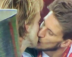 FUTBOLCULARIN DUDAK DUDAĞA KUPA KUTLAMASI!