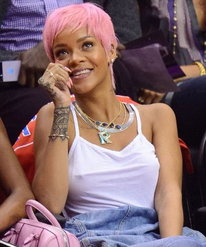 Rihanna... SAÇ RENGİNİ DEĞİŞTİRDİ, AMA YİNE İÇ ÇAMAŞIRI GİYMEDİ!