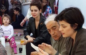 SANATÇILAR`DAN SOMALI İKİZLERİN EVİNE ZİYARET!