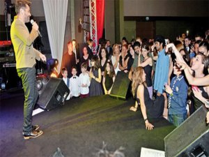 Kenan Doğulu... BAKÇEK (SELFİE) ÇILGINLIĞI, ÜNLÜ ŞARKICIYI ÇİLEDEN ÇIKARDI !..