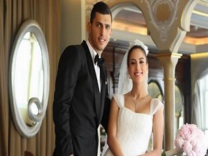 Ceyhun Gülselam... GALATASARAY`LI YILDIZ FUTBOLCU, DÜNYA EVİNE GİRDİ !..