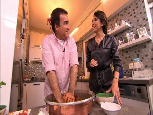 Selahattin Alpay... ÜNLÜ TÜRKÜCÜ, ELLERİYLE ASLI HÜNEL`E ÇİĞ KÖFTE HAZIRLADI !..