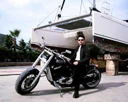 Serkan Yıldız... RÜZGARLA YARIŞAN ŞARKICI!