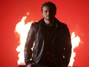 Aydın Kurtoğlu... "KÖLE" İSİMLİ ALBÜMÜ İLE ŞAŞIRTIYOR !..