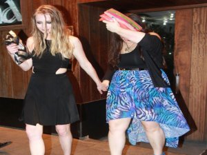 Yasemin Allen... DEFNE SULTAN DAĞITTI!