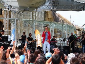 Mustafa Ceceli... NEŞELİ KONSER!