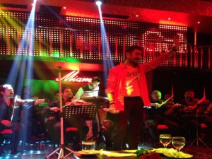 Ferman Toprak... AYNI GECE ÜÇ MEKANDA SAHNEYE ÇIKTI, ADETA İZMİR`İ SALLADI !..