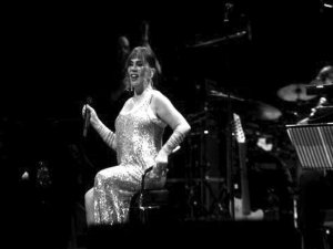 Magazinkolik Özel / Sezen Aksu... VERDİĞİ FRİKİK VOKALLERİNİ DAĞITTI...