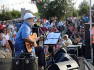 Bülent Ortaçgil... KANLIDİVANE ANTİK KENTDE, HAYRANLARIYLA BULUŞTU !..