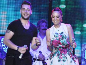 Ebru Gündeş... AYLAR SONRA SAHNEDE!