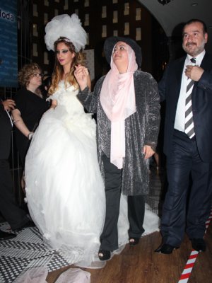 Ayşe Koçak... GELİNLİKLERİ GÖZ KAMAŞTIRDI!