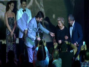 Ferman Toprak... FİRST LADY`YE ALTIN TESBİH SÜRPRİZİ !...