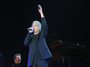 Zülfü Livaneli... USTA SANATÇI İLE `YALNIZ DEĞİLİZ` !..