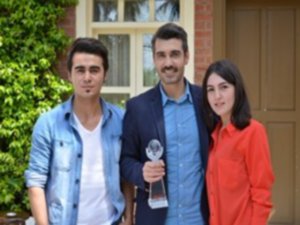 Caner Cindoruk...  `EN BAŞARILI ERKEK OYUNCU ÖDÜLÜ` YAKIŞIKLI OYUNCUYA GELDİ !..