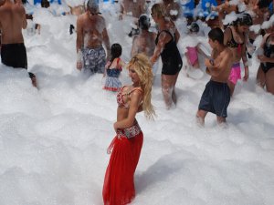 Oryantal Nazlı...  ÖNCE KÖPÜKLERLE DANS ETTİ SONRA KENDİSİNİ HAVUZA ATTI !..