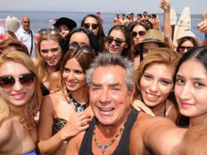 Salih Güney... GÜZELLERLE 50.YILA ÖZEL BAKÇEK!