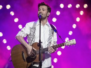 Yalın... BU KEZ KİMSESİZ ÇOCUKLAR İÇİN AÇIK HAVA SAHNESİNDEYDİ !..