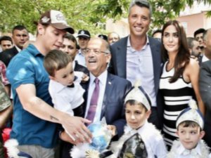 Sinan Akçıl... SÜNNET ŞÖLENİNDE 400 ÇOCUĞUN KİRVESİ OLDU!