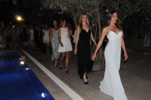 Hande Ataizi... FASHİON TV FİNALİSTLERİNİ İZLEDİ!