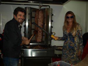 Tuğba Özay... EKİN`E  TAM DESTEK !.. DÖNER USTASI OLDU, KURDELE KESTİ...