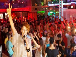 Sibel Tüzün... SEKSİ ŞARKICININ BODRUM ÇIKARMASI !..