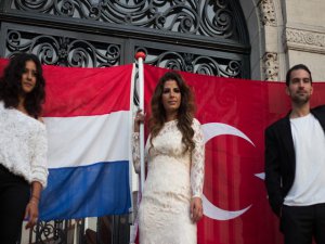 Süheyla Sahil... TÜRK MODACIYA HOLLANDA DEFİLESİNDE, KRALİÇE DESTEĞİ !..