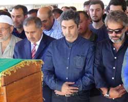 Necati Şaşmaz... BABAANNESİNİ SON YOLCULUĞUNA UĞURLADI!