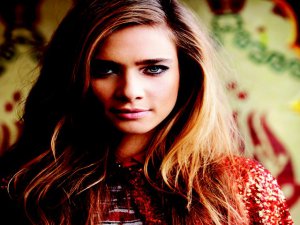 Müge Boz... GÜZEL OYUNCU `ARKA SOKAKLAR`DA KOL GEZİYOR !..