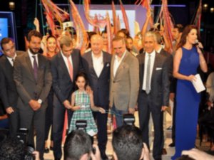 `İstanbul Shopping Fest`...  SERT RÜZGAR, MANKENLERE ZOR ANLAR YAŞATTI !..