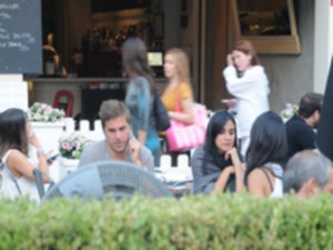 Engin Altan Düzyatan- Neslişah Alkoçlar... BEBEK`TE SIKINTILI SAATLER !..