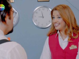 Esra Sönmezer... RESEPSİYONİST DELİ OLURSA!