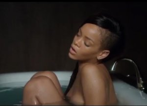 Rihanna... TÜRKÇE ŞARKI SÖYLERSE, HEM DE ÇIRILÇIPLAK VE KÜVETTE