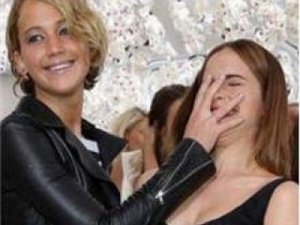 Jennifer Lawrence-Emma Watson... HOLLYWOOD`UN İKİ GÜZELİNDEN, ŞAŞIRTAN EL ŞAKASI !..