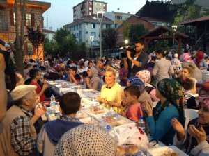 Zahide Yetiş... İFTAR VERDİ!