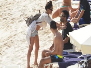 Özge Özpirinçci... BURAK ÖZÇİVİT`İ TAKMADI !..