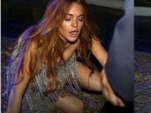 Lindsay Lohan... GÖRÜNMEZ KAZA, SEKSİ YILDIZINI İTALYA`DA YAKALADI !..