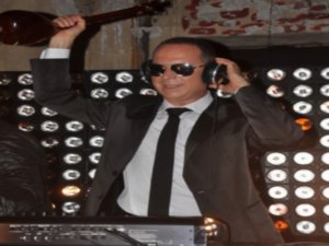 Sümer Ezgü... 40 YILLIK TÜRKÜCÜDEN DJ OLURSA!