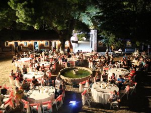 `Otel Divane`... TÜM EKİP, İLK BÖLÜMÜ SET BAHÇESİNDE İZLEDİLER!