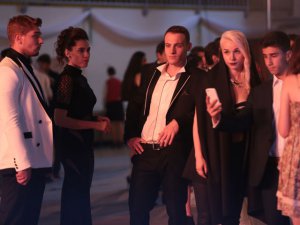 `Güneşi Beklerken`... KEREM`DEN ZEYNEP`E MEZUNİYET SÜRPRİZİ!