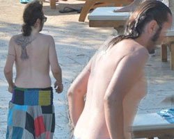 Halil Sezai... PLAJDA BİLE TARZINDAN ÖDÜN VERMEDİ!