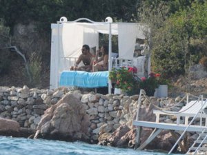 Kenan İmirzalioğlu-Berrak Tüzünataç... BİRLİKTE TATİL KEYFİ!