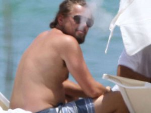 Leonardo DiCaprio... GÖBEĞİNİ SAKLAYAMADI!