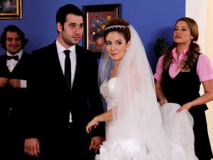 `Otel Divane`... KAÇAK ÇİFTİN DÜĞÜNÜ VAR!