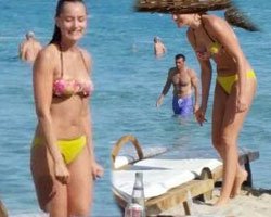 Fahriye Evcen... ÇEŞME`DE BİKİNİLİ!