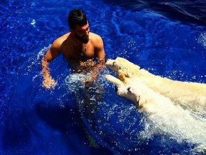 Arda Turan... KÖPEKLERİYLE HAVUZDA!