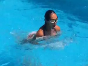 YÜZME DERSİNİZ HÜLYA AVŞAR`DAN!..